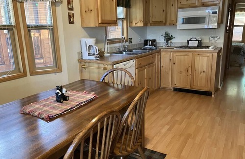 Ashland House | Cabin #25 at Hyatt Lake Resort