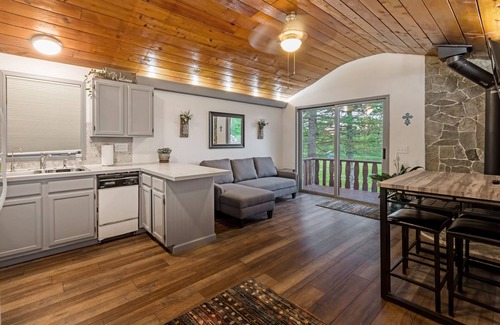 Palmer Cabin | Cabin By The Lake centrally located, full kitchen, washer & dryer