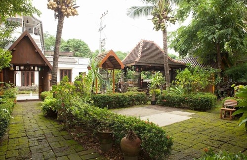 Wua Lai Cabin | Cabin Home w/Beautiful Garden Old Town