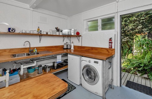 Kensington House | Cabin in Bush Setting, Central Whangārei + Netflix