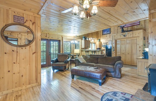 Blue Eye Cabin | Cabin on Table Rock Lake w/Hot Tub & Fire Pit!