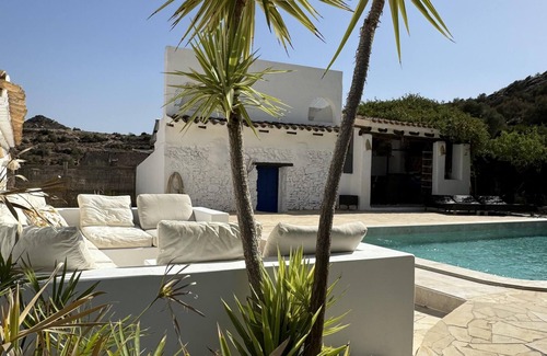 Lubrin House | Cactus & Almonds Beautiful holiday hideaway