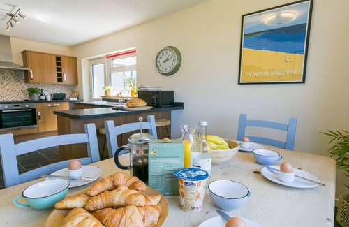 Edern Cottage | Cae Calch - a ground floor bedroom that sleeps 6 guests in 3 bedrooms