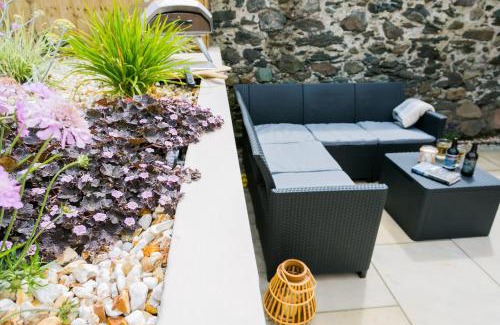 Newborough House | Cae Coch