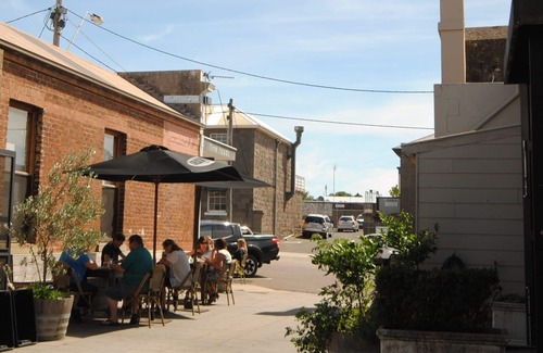 Portland Apartment | Cafes and shops at your front door