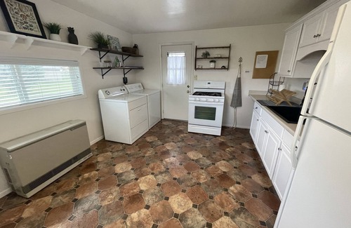 Hatch Cottage | Callie's Cottage- Cottage stay between Bryce and Zion