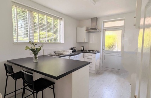 Trafford House | Calm & contemporary 2 bed house with park view