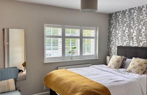 Sandhurst House | Camberley Retreat With Paws and Parking