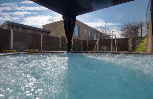 Trumpington Villa | Cambridge - hot tub, sauna, parking, pool table