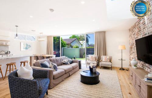 Berry House | Camellia - Pet Friendly - 3 Min Walk to Centre of Berry