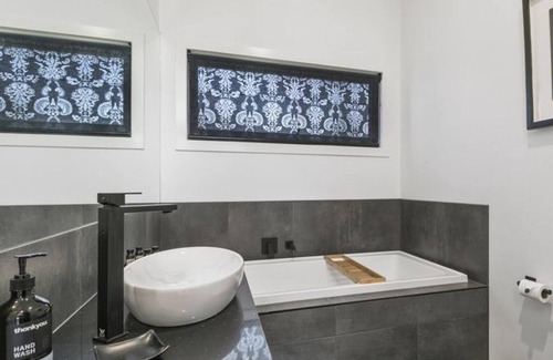 Meeniyan Apartment | Campania Non Spa Suite