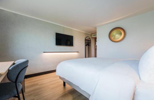 La Demi - Lune Hotel | Campanile PRIME - Lyon Ouest Tassin