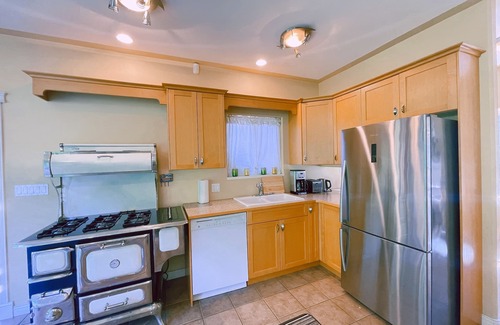 Campbell River House | Campbell River 2 bedroom Fishing Lodge - River View