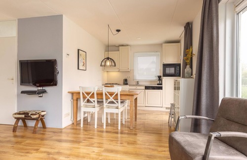 Eernewoude House | Canal-Side Bungalow Stay