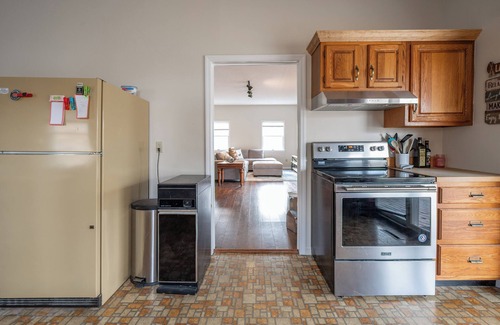 Danbury House | Candlewood Lake Getaway