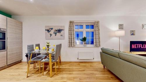 Ebbsfleet Valley Apartment | Candy Dene, Top Floor Apartment