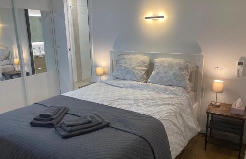 Cannes La Bocca House | Cannes Sea View, by Beach, Private Room in Shared 3-Bedroom Apartment, Private Bathroom & Balcony, Chambre avec salle de bain privative & balcon, chez l'habitant