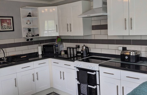 Penrhyndeudraeth House | Canol Cae Cottage Jasmine in Penrhyndeudraeth near Porthmadog. Pet Friendly.