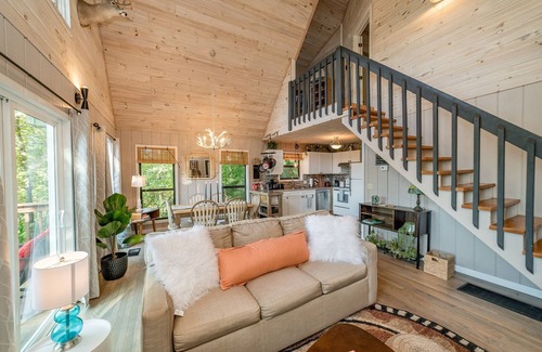 Sevierville Cabin | Canopy Ridge Retreat Cabin, couples oasis. Nature weddings