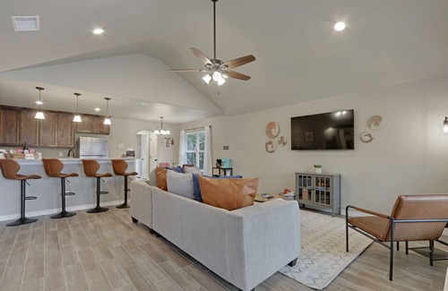 Canyon Lake Cottage | Canyon Lake Gem, 7 miles to tubing, & wedding venues
