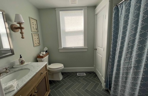 Sea Cottage Addition House | Cape Charles - block from beach. Renovated 3BR & Beautiful kitchen. Golf cart!