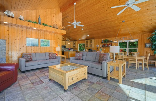 Manzanita House | Captain's Hideaway-Relax in this Lodge like home nestled in the trees.