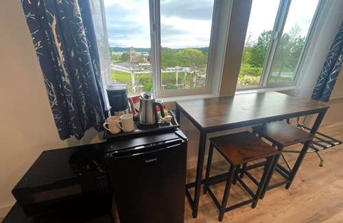 Lopez Island House | ~Captain's Walk~ Gorgeous Seaside Views + King Bed {No Cleaning Fees}