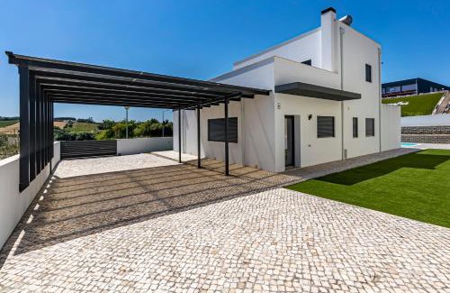 Cadaval House | Captivating 4-Bed House in Cadaval district-Lisbon