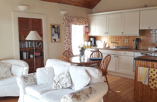Kinsale Cottage | Cara s Cottage sleeps 4. Harbour views. Off-street parking