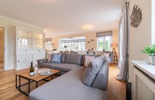 Midlum House | Caras Hus