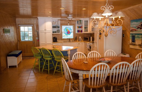 Surf City House | Carpe Diem, Beachfront, Fun Game Room, Outdoor Hot Shower, Linens Included