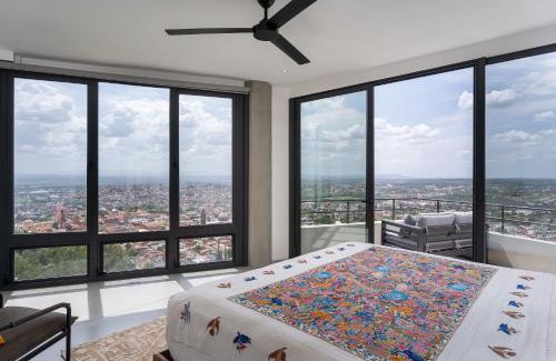 La Palmita House | Casa Altamira, Stylish 1BR Loft with City Views in Centro