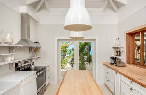 Hartswell House | Casa Bella - Oceanfront w/Private Beach, Pool & Spa
