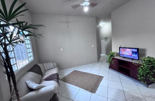 Parque Sagrada Familia House | Casa BemTeVi próximo ao Shopping