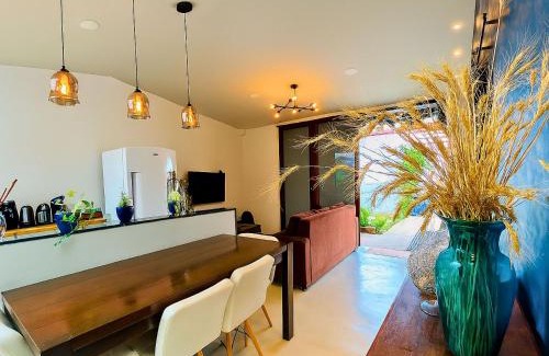 Porto Seguro House | Casa com 2 quartos em condomínio tranquilo, suíte com cama king, ar-condicionado, Wi-Fi rápido, cozinha equipada e garagem privativa