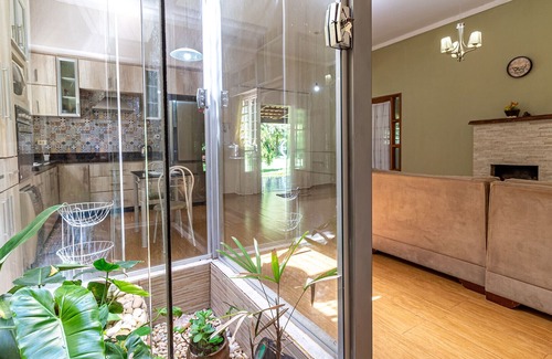 Goiania House | Casa com lareira, piscina e muito lazer em Goiânia