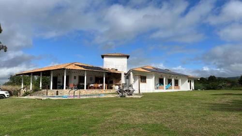 Bonito House | Casa com piscina, privativa, diarista, em condomínio, Bonito-Pe