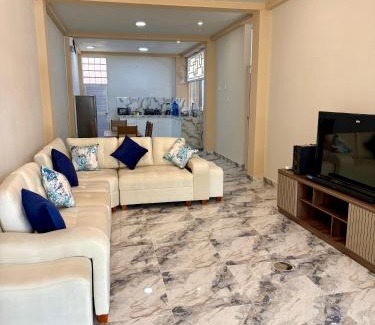 Luyando Villa | Casa con piscina en Tingo María