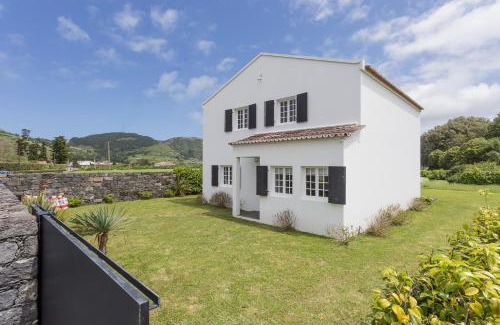 Sete Cidades House | Casa das Camélias - Family Villa by the lagoon