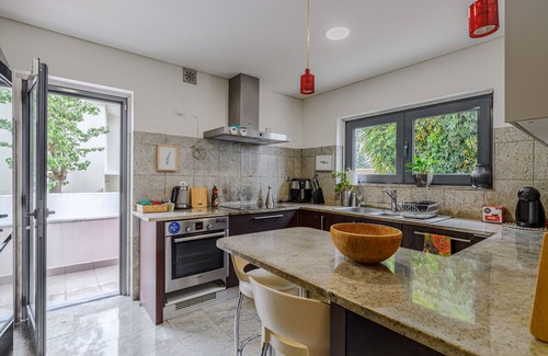 Cascais House | Casa das Fontes – House of Wells with Mountain View, Private Garden and Wi-Fi