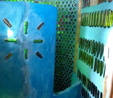 Serra Grande House | Casa de bambu e garrafas no litoral de Serra Grande