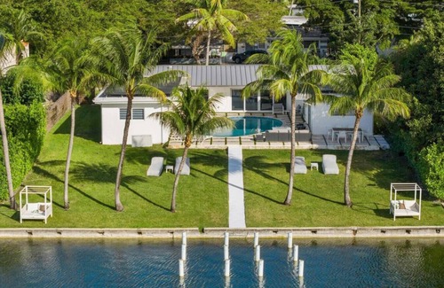 North Miami Beach Apartment | Casa de Lago waterfront home