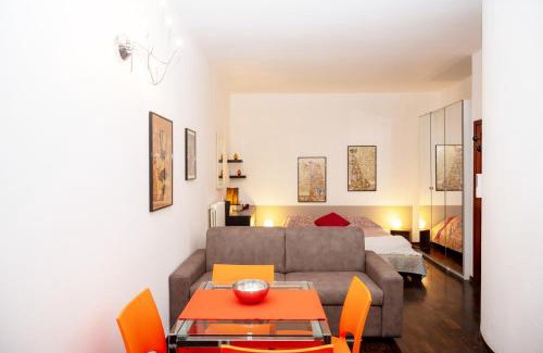 Ferrara Historic Centre Apartment | Casa di Flo - Medieval City Centre with WiFi & AC
