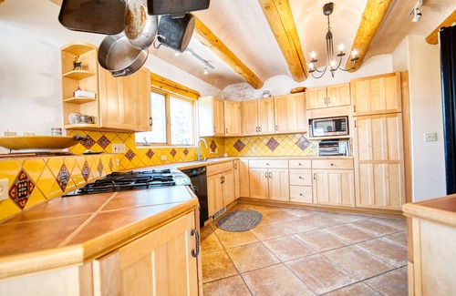 Valdez House | ★ Casa Dos Burros- Fireplace, Hot Tub, Ski, Hike, 🏔 Views, 🐶Dog Friendly