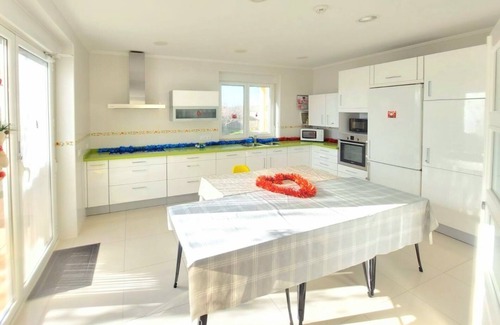 Villanueva de Las Manzanas Ski Chalet | Casa Miguel & Sally, 16 km Leon, 3 km Galicia-Barcelona highway, 31 people