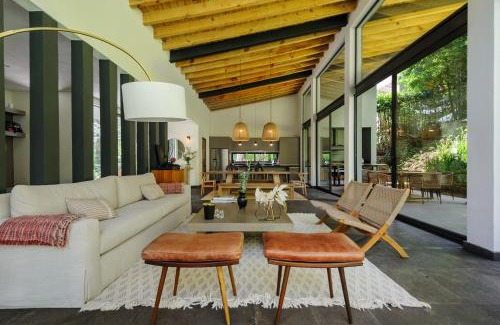 Valle de Bravo Villa | Casa Helechos, Arquitectura Única con Vistas al Bosque