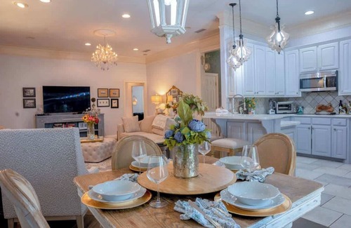 Amarillo House | Casa Italia Retreat Patio Dining & Comfort for 10