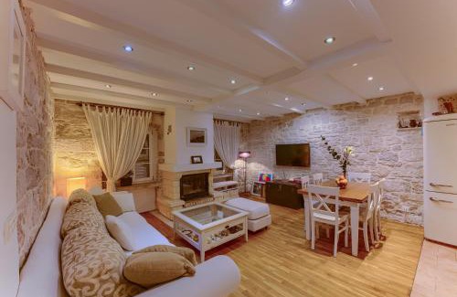 Cove Tri Zala (Zrnovo) House | Casa Katina