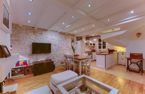 Cove Tri Zala (Zrnovo) House | Casa Katina