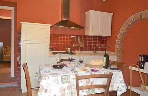 Castelfranco di Sopra House | Casa Leggiadra C: A characteristic apartment that is part of an ancient country house.